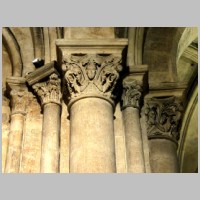 Photo Pierre Poschadel, Wikipedia, Chapiteaux à l'entrée d'une chapelle carrée.jpg